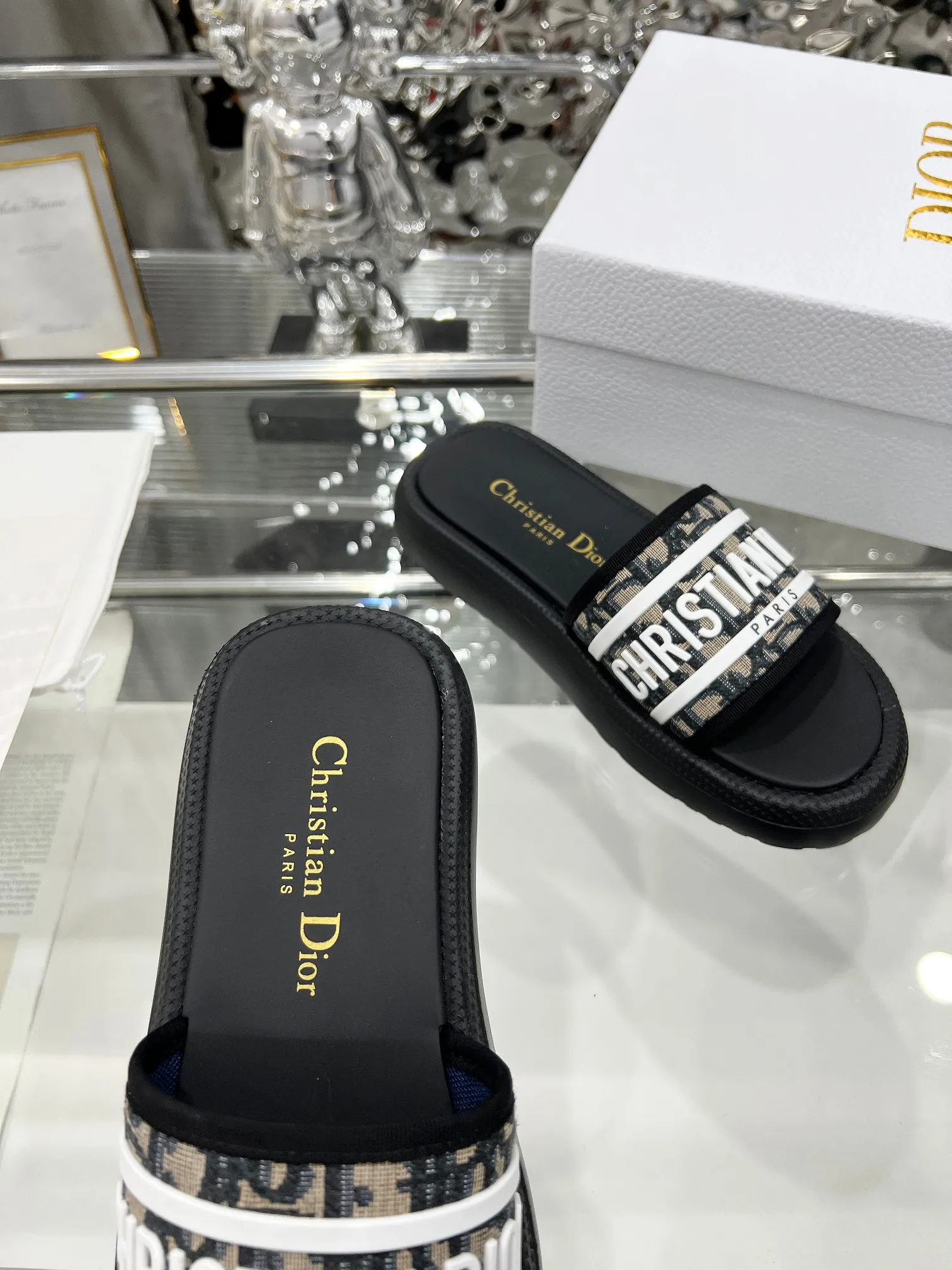 👟👟Ex-factory price 360👟👟 Dior Dior spring and summer catwalk newly upgraded sandal series classic thick-soled sandals original 1:1 development soft and delicate foot feel extremely comfortable versatile style original foam outsole 💝💝💝easy to control, 3 colors available, medium size 35-40 (41-42 customized)